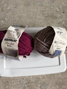 Bernat blanket yarn
Size 10.5 oz ea
Color: burgundy plum&vapor gray
Lot of 2